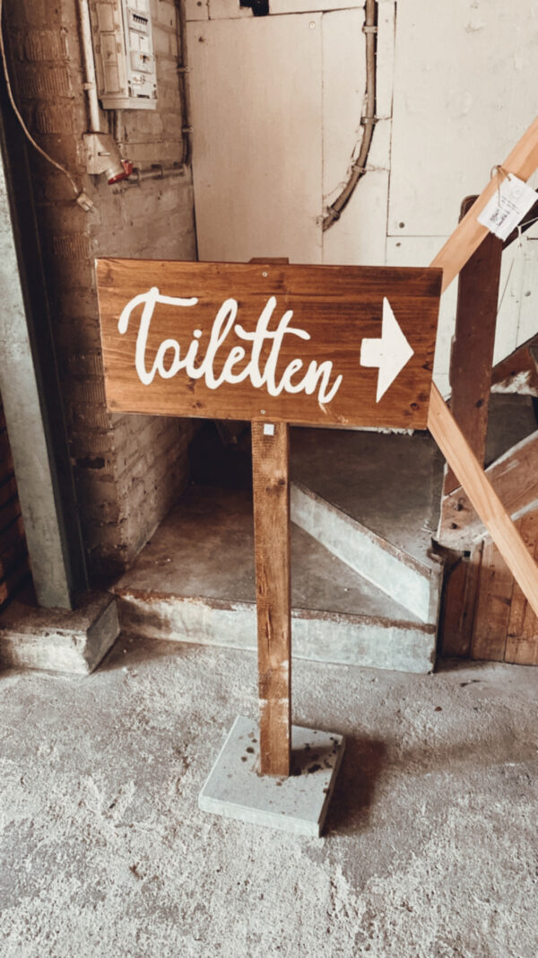 Wegweiser "Toiletten"